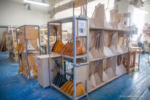 “Đột nhập” nhà máy sản xuất cây đàn Balalaika nổi tiếng của Nga