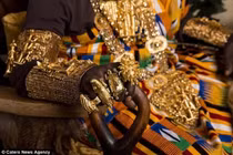 Choáng váng bộ tộc giàu nhất châu Phi, “dát” cả cân vàng lên người