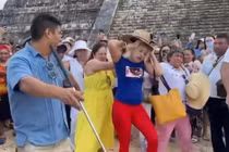 Trèo lên di tích cổ, nữ du khách bị cảnh sát bắt giữ