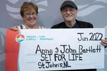 Trúng xổ số gần 12 tỷ nhờ tấm vé được con gái tặng ngày của Cha