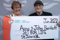 Trúng xổ số gần 12 tỷ nhờ tấm vé được con gái tặng ngày của Cha