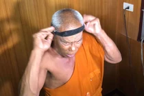 Thấy phụ nữ vào phòng sư trụ trì, người dân “đột kích” vào phanh phui