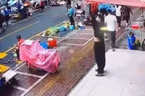 Bị bạn gái chia tay, thanh niên thất tình rải tiền xuống đường