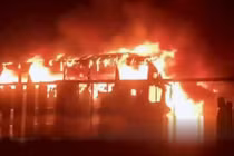 Hiện trường vụ cháy xe buýt khiến hàng chục người chết ở Pakistan