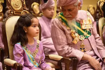 Tiểu công chúa Malaysia xinh như búp bê “đốn tim” dân mạng