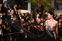 Sao ngoại ham diện váy áo hở bạo lộ ngực trần trên thảm đỏ