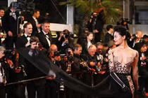 Sao ngoại ham diện váy áo hở bạo lộ ngực trần trên thảm đỏ