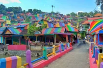 Những ngôi làng màu mè thu hút du khách vì sơn màu “cực độc”