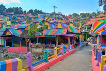 Những ngôi làng màu mè thu hút du khách vì sơn màu “cực độc”