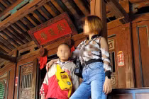 Cô gái mặc lố ở Chùa Cầu: Chuẩn chỉ trang phục viếng đền chùa như nào?