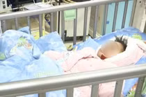 Bố đốt pháo hoa động viên con ốm, nào ngờ khiến bé nhập viện