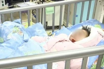 Bố đốt pháo hoa động viên con ốm, nào ngờ khiến bé nhập viện