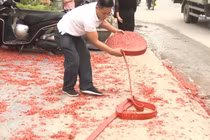 Đám cưới đốt pháo đỏ đường ở Hà Nội: Chủ nhà có vô can?