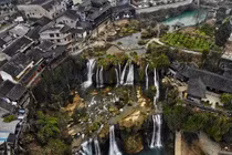 Khung cảnh thơ mộng của trấn cổ lâu đời chênh vênh bên thác nước
