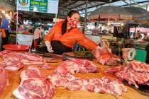 Phát hoảng gần 300 ngàn/kg thịt lợn, làm sao để chặn đà tăng giá 