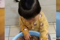 Con gái giặt quần cho bố, ai ngờ giúp mẹ phát hiện “quỹ đen”