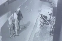 Video: Thanh niên dùng xẻng đánh phụ nữ, trẻ sau va chạm giao thông