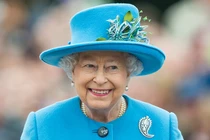 Nữ hoàng Anh tiết lộ cách trang điểm giúp trẻ trung “hack tuổi“