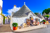 Khám phá ngôi làng toàn nhà “mái chóp” độc đáo ở Italy