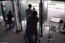 Anh hùng ngăn cản kịp thời người đàn ông định tự sát