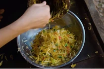 Soi tài bếp núc của hoa hậu H’Hen Niê, nhiều món ngon lạ độc