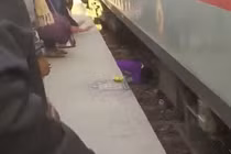 Ngã xuống đường ray, mẹ nhanh trí cứu hai con thoát chết 