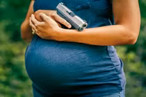 Cãi nhau với cảnh sát, bà bầu bất ngờ rút súng khai hỏa