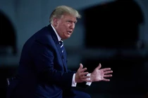 Trả lời chất vấn cử tri, ông Trump liên tục bị dồn thế bí