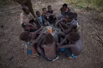 Kinh ngạc bộ tộc săn bắn cuối cùng ở Tanzania thích ăn thịt sống