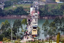 Kinh ngạc thị trấn kỳ lạ tọa lạc trên một cây cầu