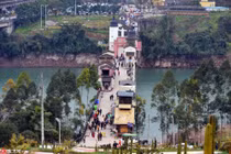 Kinh ngạc thị trấn kỳ lạ tọa lạc trên một cây cầu