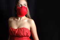 Trào lưu lấy áo ngực làm khẩu trang chống Covid-19 có phản cảm?