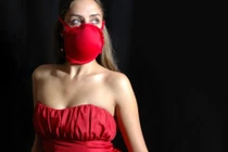 Trào lưu lấy áo ngực làm khẩu trang chống Covid-19 có phản cảm?