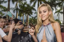 “Nóng mắt” gu thời trang bốc lửa của ái nữ tỷ phú hẹn hò con trai Beckham