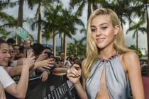 “Nóng mắt” gu thời trang bốc lửa của ái nữ tỷ phú hẹn hò con trai Beckham