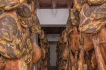 Tận mục món đặc sản đùi lợn hun khói trăm năm của Trung Quốc 