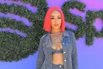 Gu thời trang hở bạo, cá tính của nữ ca sĩ Mỹ vừa mắc COVID-19