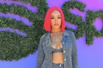 Gu thời trang hở bạo, cá tính của nữ ca sĩ Mỹ vừa mắc COVID-19