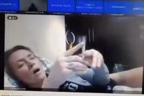 Quên tắt camera để lộ “cảnh nóng”, nữ thẩm phán bị đình chỉ