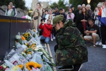 Người dân Anh đau buồn đội mưa tưởng nhớ Nữ hoàng Elizabeth II