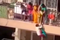 Bà mẹ “vô cảm” để con trai mạo hiểm đu dây nhặt quần áo