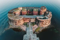 Cận cảnh pháo đài cổ của Nga nổi lên giữa mặt biển