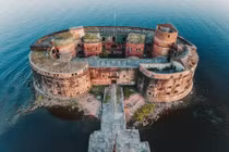 Cận cảnh pháo đài cổ của Nga nổi lên giữa mặt biển