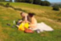 Cặp đôi khỏa thân đi dã ngoại khiến dân địa phương “nóng mắt”