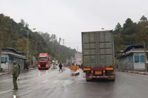 Hàng nghìn xe hoa quả lại ùn ứ ở cửa khẩu Lạng Sơn, vì sao?