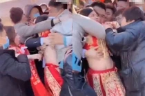 Cô dâu và phù dâu bị dàn khách nam sàm sỡ gây phẫn nộ