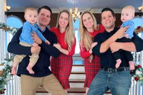 Chị em sinh đôi lấy chồng song sinh và đẻ con giống y đúc