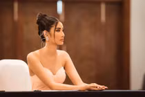 Hoàng Thùy khiến fan “nóng mắt” bởi thời trang khoe vòng một gợi cảm