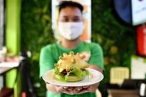 Bánh mì thanh long, burger corona của Việt Nam gây sốt trên báo ngoại