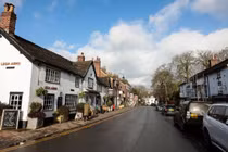 Choáng váng ngôi làng giàu có toàn biệt thự, siêu xe 